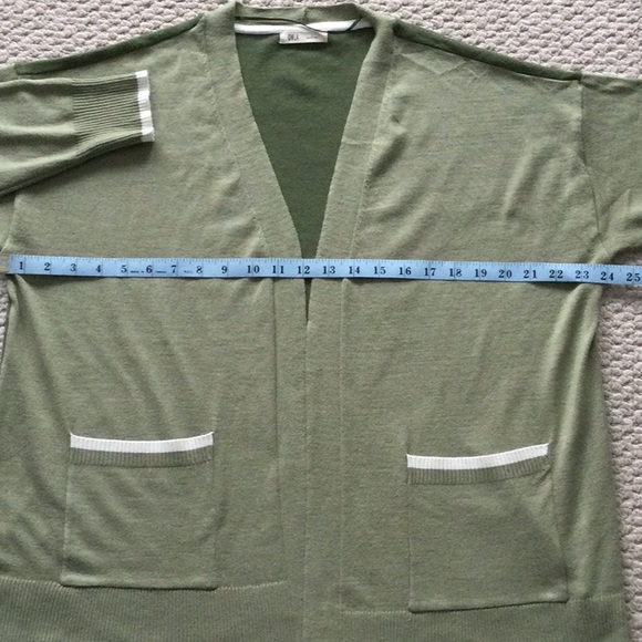 Collegiate-look two-tone green cardigan with white stripe - Picture 2 of 6